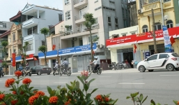 Phố 'đồng phục xanh đỏ' ở HN: Hộ kinh doanh kêu khó làm ăn, chuyên gia chê đơn điệu