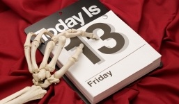 Thứ 6 ngày 13: Vì sao người phương Tây lại gọi là ngày đen đủi?