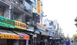 Camera ghi hình kẻ bịt mặt đâm chủ tiệm vàng trọng thương