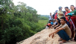 Vụ ngôi mộ bất thường giữa rừng tràm: Hàng trăm người hiếu kỳ 'vây' hiện trường