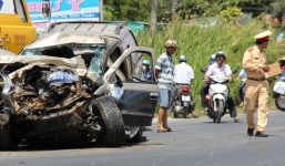 Xe biển xanh bị xe tải đâm bẹp dúm, 2 người kẹt trong cabin