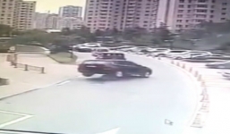 Ôtô bốc đầu như làm xiếc