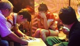 Cảnh sát đột kích quán bar, nữ nhân viên mặc bikini tháo chạy