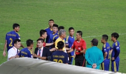 Cầu thủ hạng Nhất bị đánh nguội còn nhận thẻ đỏ