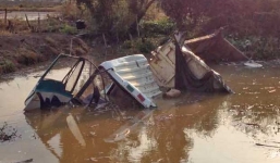 Xe ben lao xuống mương, tài xế chết đuối, mắc kẹt trong cabin