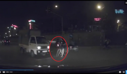 Chị gái xe đạp băng qua đường thiếu quan sát khiến xe tải phanh gấp