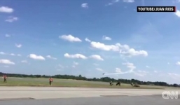 Máy bay rơi khi đang trình diễn, phi công Mỹ chết thảm