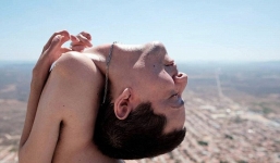 Nghị lực sống phi thường của người đàn ông có đầu lộn ngược về lưng