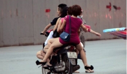 Tạm giữ nhiều 'quái xế' chở gái “dịch vụ” đến quán karaoke