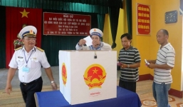 Cử tri huyện đảo Trường Sa đi bầu cử