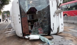 Xe khách lật nghiêng, hành khách đập cửa kêu cứu