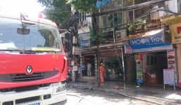 Ô tô 4 chỗ tông vào 3 xe máy rồi nằm “vắt” lên bụi cây