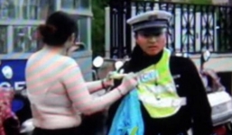 Vượt đèn đỏ bị CSGT bắt, người phụ nữ lột áo chống đối