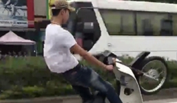 Nam thanh niên 'bốc đầu' xe máy bị phạt 7 triệu đồng