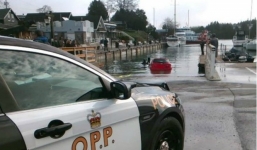 Đi theo GPS, cô gái lao xe xuống hồ