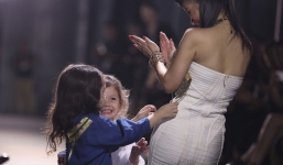 Hồng Nhung bất ngờ đưa cặp song sinh lên sàn catwalk