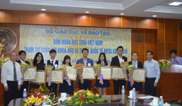 Lễ trao thưởng cho học sinh vào 12h đêm tại Bộ GD-ĐT