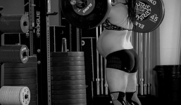 Mang thai tháng thứ 9 vẫn nâng tạ 93kg