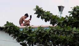 Thanh niên nghi “ngáo đá”, dọa chém người rồi cầm dao cố thủ trên mái nhà