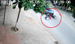 Video: Tai nạn giao thông, 2 thanh niên lao vào gầm ô tô