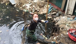 Ông Tây dọn cống thối ở Nguyễn Khang, Hà Nội khiến nhiều người suy ngẫm