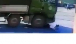 Clip: Xe tải tông xe máy, hai thanh niên thoát chết 'lổm ngổm' bò dậy từ gầm xe