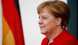 Phát hiện thủ lợn trước phòng tiếp dân của bà Angela Merkel