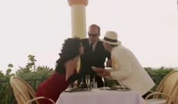 Ông chủ 'đứng hình' khi bị vệ sĩ ôm hôn người tình ngay trước mặt