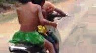 Video: 3 trẻ em đầu trần, phóng xe máy bạt mạng