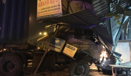 Xe container đâm thẳng vào nhà dân, cả gia đình hốt hoảng bỏ chạy