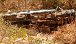 Xe tải lao xuống vực sâu, tài xế chết thảm