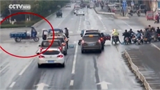 Video: 'Xe ma' đâm liên tiếp nhiều ô tô, xe máy giữa ngã tư