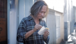 Ngỡ ngàng với hình ảnh già nua, xấu xí của Huy Khánh