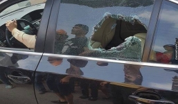 Tài xế BMW bất tỉnh, CSGT phải phá cửa đưa ra ngoài