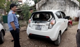 Đốt xe ô tô của hàng xóm rồi thản nhiên đứng xem