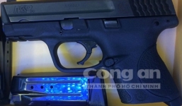 Cảnh sát cơ động giải cứu 2 cô gái khỏi tay 2 tên cướp nhí có súng, dao