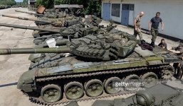 Ukraine: Hàng chục xe tăng khủng 'không cánh mà bay' khỏi kho vũ khí