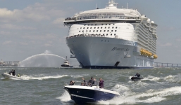 Chùm ảnh: Tàu du lịch lớn nhất thế giới khởi hành chuyến đầu tiên