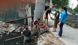 Vụ ông Tây dọn cống thối: Dọn rác thải công cộng có cần xin phép chính quyền?