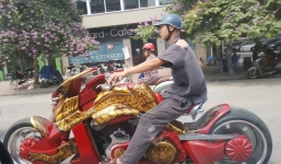 'Quái vật Long xa' xuất hiện gây ầm ĩ đường phố Hà Nội
