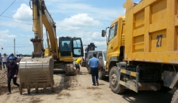 3 xe công vụ bị doanh nghiệp 'nhốt' 4 ngày