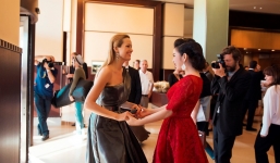 Lý Nhã Kỳ thu hút cả 'rừng' ống kính trên thảm đỏ LHP Cannes