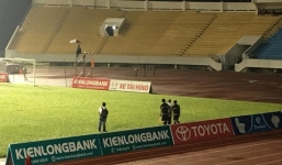 Trận đấu hạng Nhất phải đá lại do bị sét đóng hỏng cột đèn