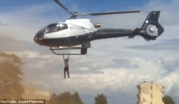 Video chàng trai cố đu bám theo trực thăng để xem thi thể người nổi tiếng
