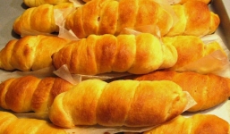 Vụ cướp giật bánh mì: Tòa trả hồ sơ để điều tra bổ sung