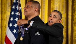 Khoảnh khắc Obama bối rối vì chiều cao 'khiêm tốn'