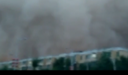 Video: Bão cát khổng lồ 'nuốt chửng' cả thành phố ở Trung Quốc