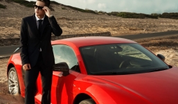 Công Vinh tạo dáng cực ngầu bên xế sang