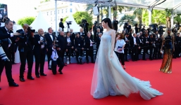 Lý Nhã Kỳ đẹp thoát tục trước ống kính nhiếp ảnh trên thảm đỏ