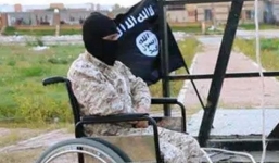 Đao phủ IS ngồi xe lăn hành quyết tù nhân